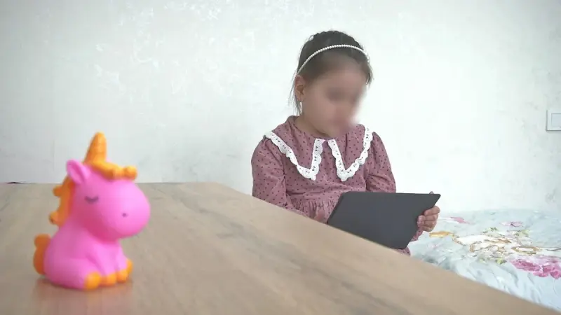 Баланың гаджетке тәуелді болып бара жатқанын қалай байқауға болады