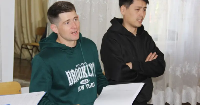   Домбыра шертіп, қазақша еркін сөйлейді: Ұлттық ұландағы қос әскери музыкант   