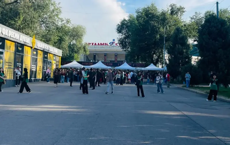 Алматы готов к шоу: двери Центрального стадиона уже открыты  перед концертом Энрике Иглесиаса