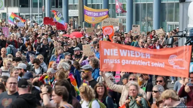 Германияда мыңдаған адам демократияны қолдау акциясына қатысты