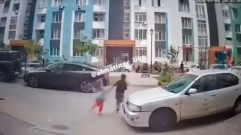Двое детей пострадали после наезда автомобиля во дворе ЖК в Алматинской области