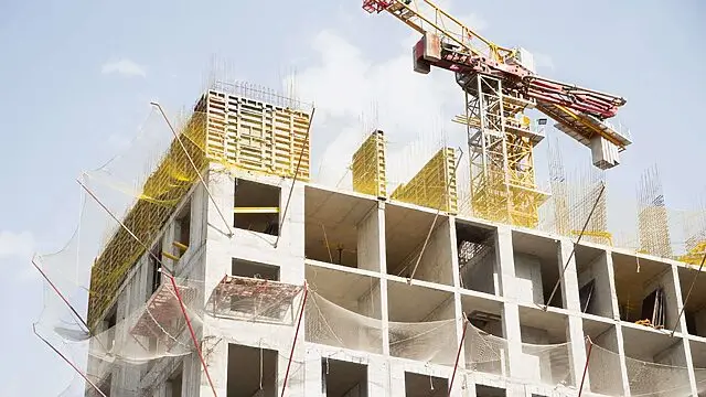 Астанада құрылыс нысанының қоршауы қыз баланың үстіне құлады