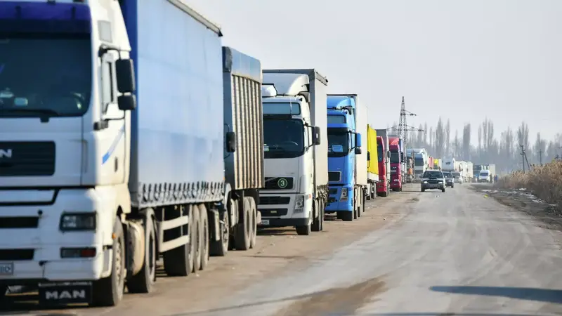 В Актюбинской области на границе с Россией скопилось около 160 грузовиков