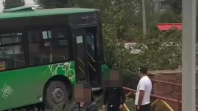 Маршрутный автобус протаранил стоящий автомобиль в области Абай