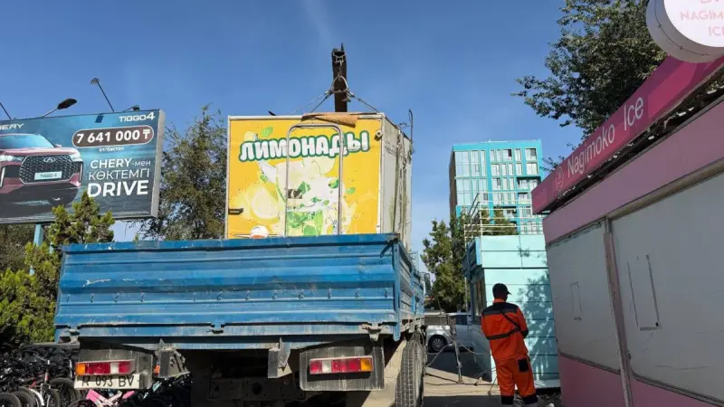 В Актау убрали незаконные торговые конструкции возле ТЦ «Астана»