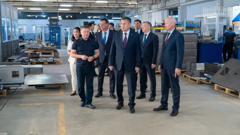 От автобуса до заводских цехов: аким ВКО проинспектировал Усть-Каменогорск