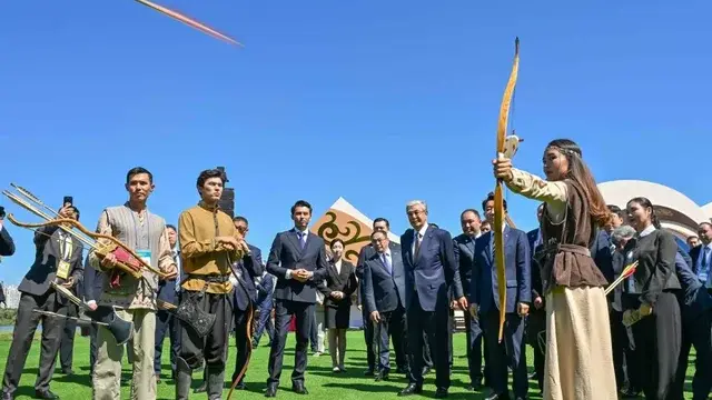 Сеулде қазақ этноауылы ашылды. Тоқаев пен Корея спикері киіз үйді аралап, садақ ату өнерін тамашалады