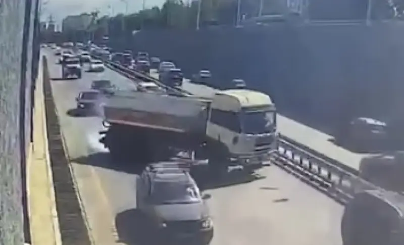Потерянная каска привела к ДТП: водовоз врезался в ограждение в Алматы (ВИДЕО)