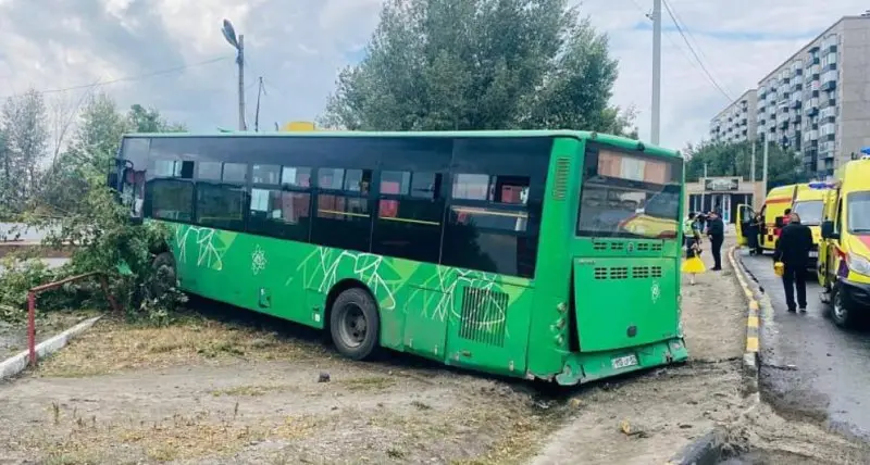 Автобус протаранил легковушку в Семее, есть пострадавшие