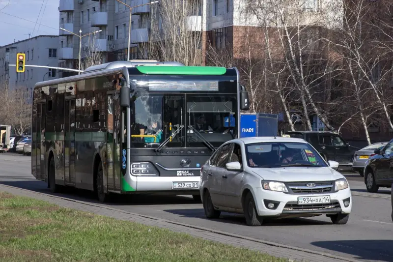 Водитель автобуса зажал пассажира дверью и выгнал семью из салона в Астане