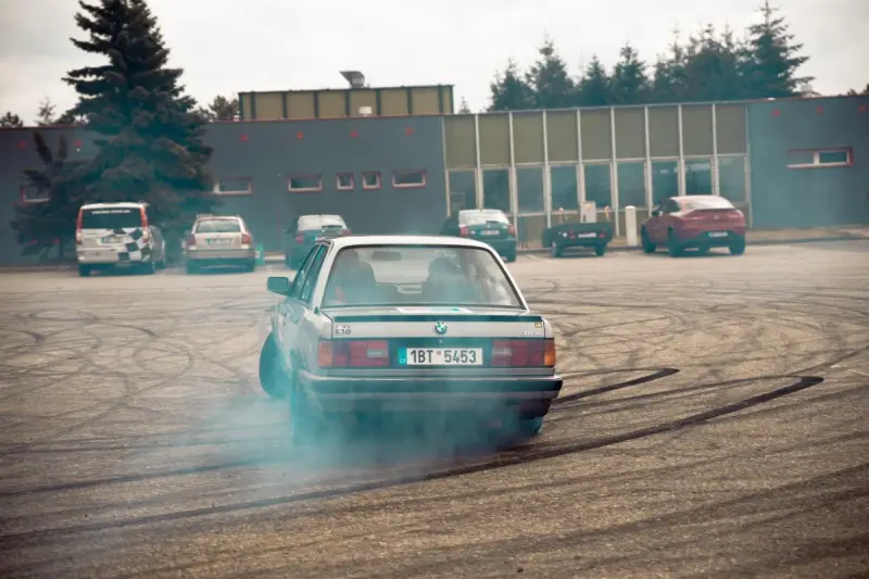 Дрифт на территории АЗС обернулся арестом для водителя BMW в Алматы (ВИДЕО)