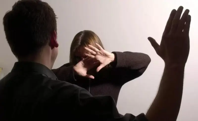 Шымкентте ер адам балалардың көзінше әйелін аяусыз ұрып-соққан