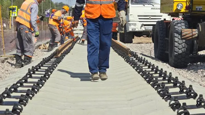В Алматы начали укладывать рельсы первой линии LRT