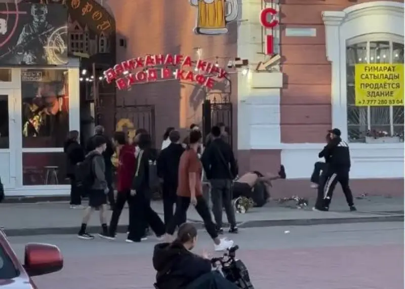 Двое мужчин устроили драку у кафе в Костанае (ВИДЕО)