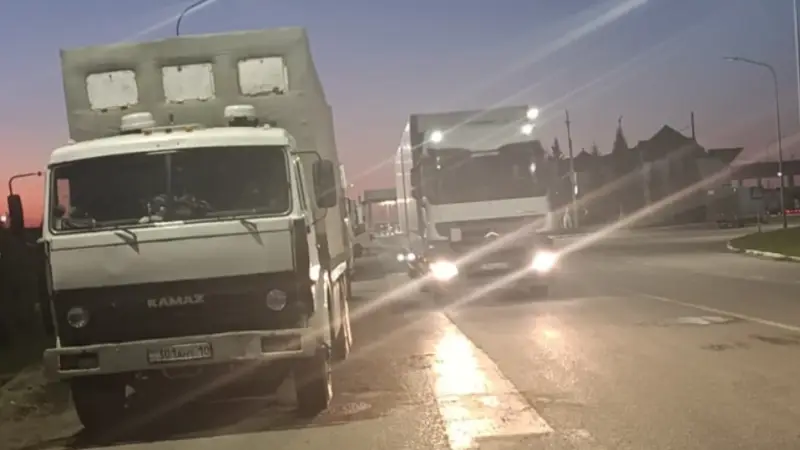 Қостанай облысындағы «Қайрақ» өткізу пунктінде жүк көліктерінің кезегі пайда болды