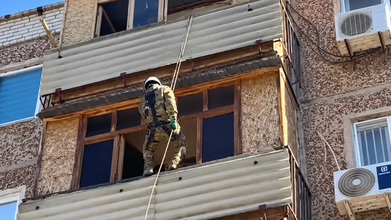 Двое маленьких детей оказались заперты в квартире в Жезказгане