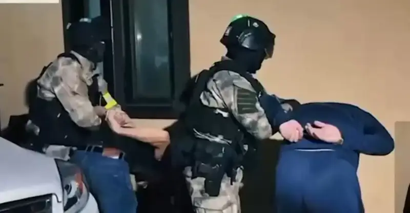 В Алматы задержали четверых подозреваемых в вымогательстве под видом сотрудников УБОП