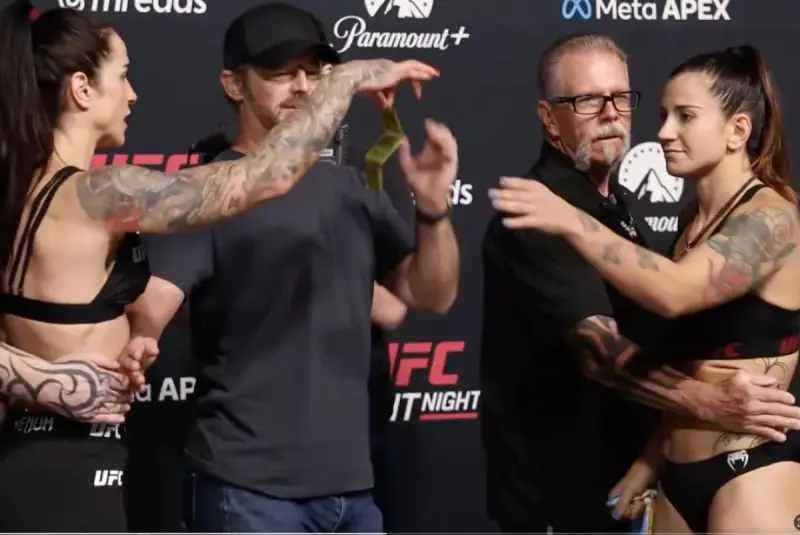 Боец UFC бросила презервативы и деньги в соперницу