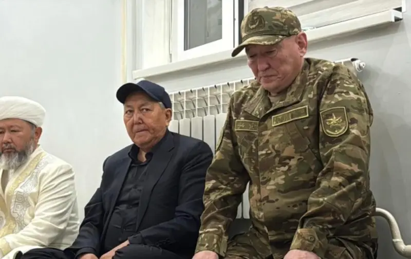 Қорғаныс министрі Қосановтың тізерлеп кешірім сұраған видеосы тарады