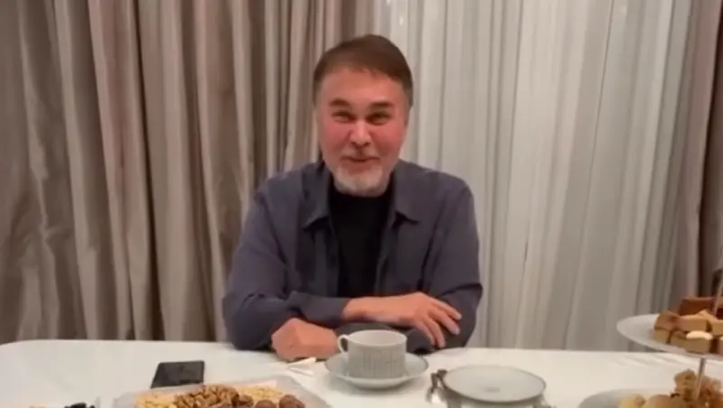 «Шай ішіп, рахаттанып отырмын»: Арман Давлетияровтың қазақша видеосы тарады