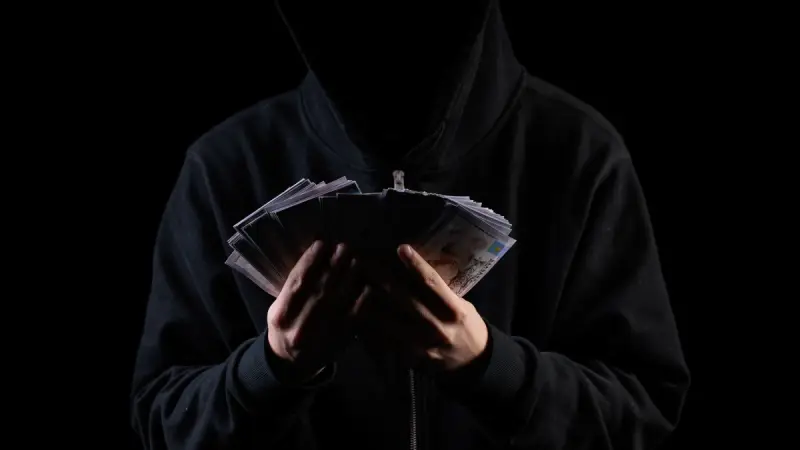 Зейнетақы жинақтары: Павлодарлық әйел өз ақшасын шешіп алу үшін алаяқтарға ақша төледі