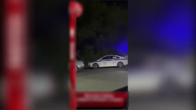 Көкшетауда жүріп бара жатқан көліктен бойжеткен секіріп кетті