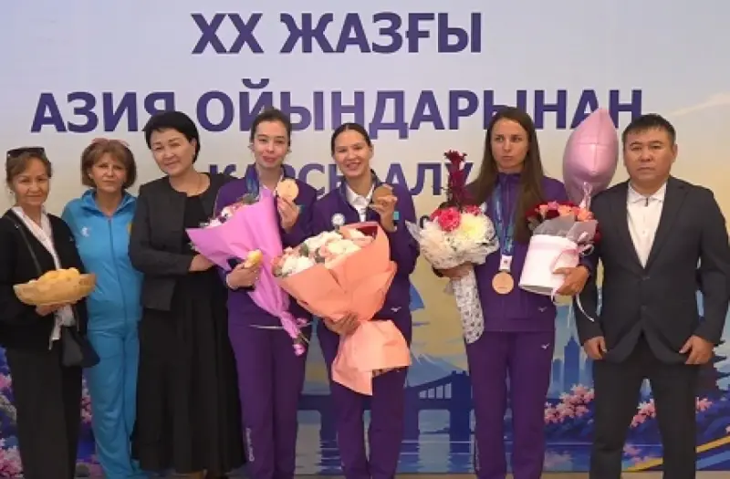 Первая медаль в истории: казахстанских фехтовальщиц встретили в Алматы