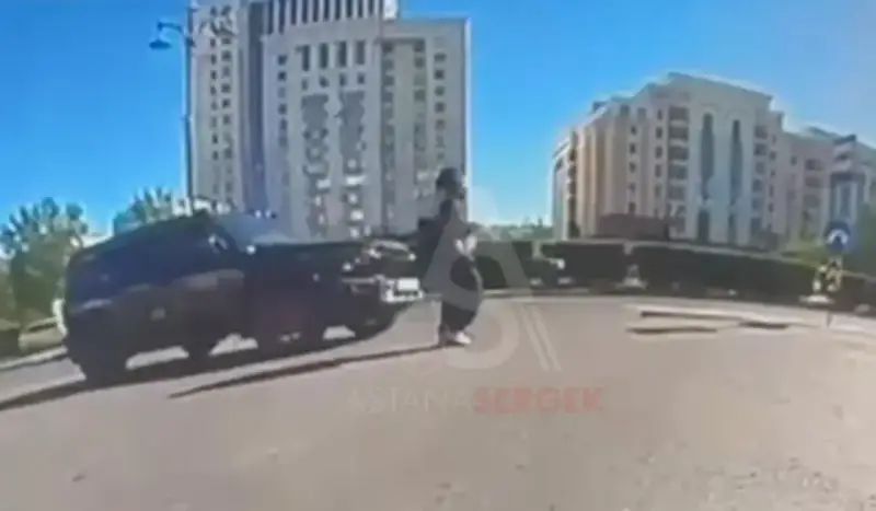 Астананың қақ ортасында жеңіл көлік әйел адамды қағып, артынша қашып кетті (ВИДЕО)