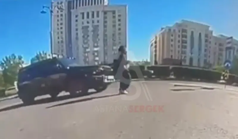 Астананың қақ ортасында Jetour жүргізушісі әйел адамды қағып, артынша қашып кетті (ВИДЕО)