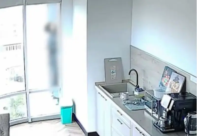 Журналисты спасли двух молодых людей на десятом этаже в Алматы (ВИДЕО)