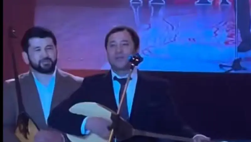 «Мен айтыстан қуылғанмын»: айтыскер ақын Мақсат Ахановтың тойдағы видеосы тарады