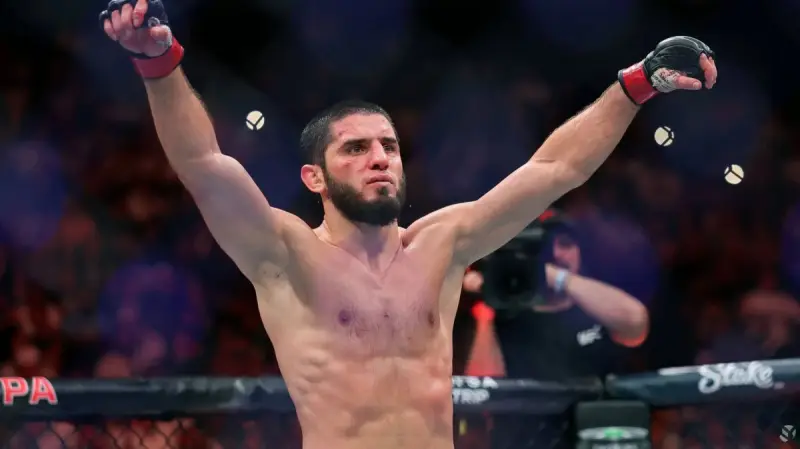 Махачев удивил выбором четырех величайших бойцов UFC