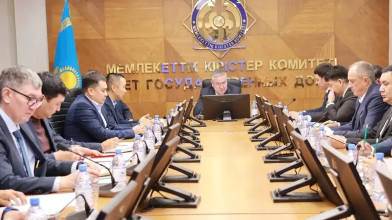 Поток грузового транспорта через границу Казахстана вырос почти на 20%