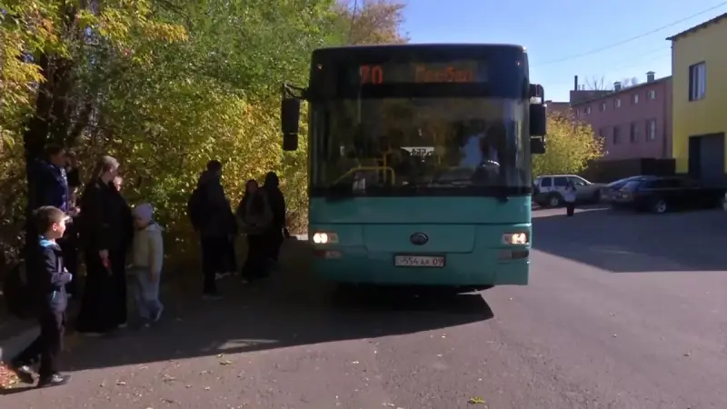 Около трех километров приходится преодолевать ученикам школы в Караганде, чтобы добраться на занятия