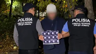Алматыда есірткі жарнамасы бар 60 стикер жапсырған ер адам ұсталды