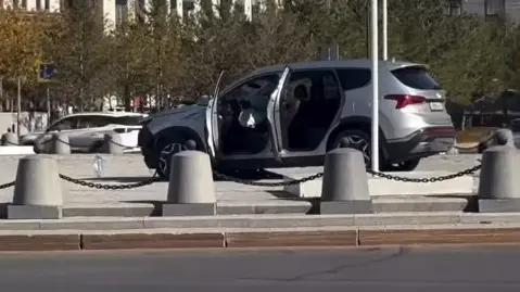 Автомобиль вылетел на площадь у Триумфальной арки