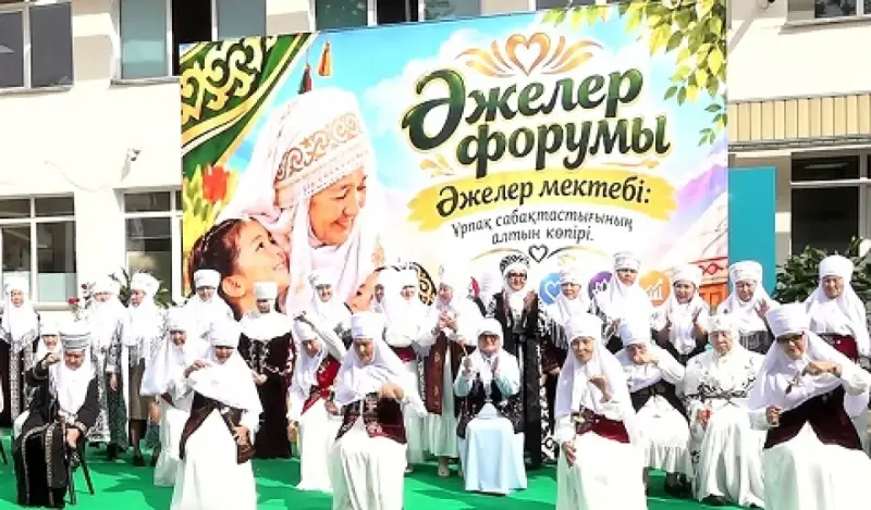 Связь поколений: школьники Алматы встретились с бабушками и ветеранами
