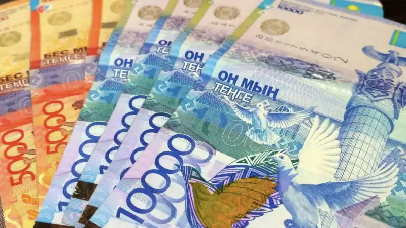 Тенге показывает рекордное укрепление к доллару при слабой поддержке Нацбанка