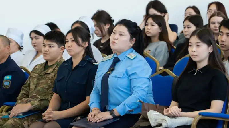 От сталкинга до киберпреступлений: какие угрозы обсудили со студентами в Кокшетау