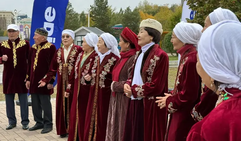 В 81 год и правнуков нянчить, и на сцене выступать: кто участвовал в фестивале партии «Әділет» ко Дню пожилых