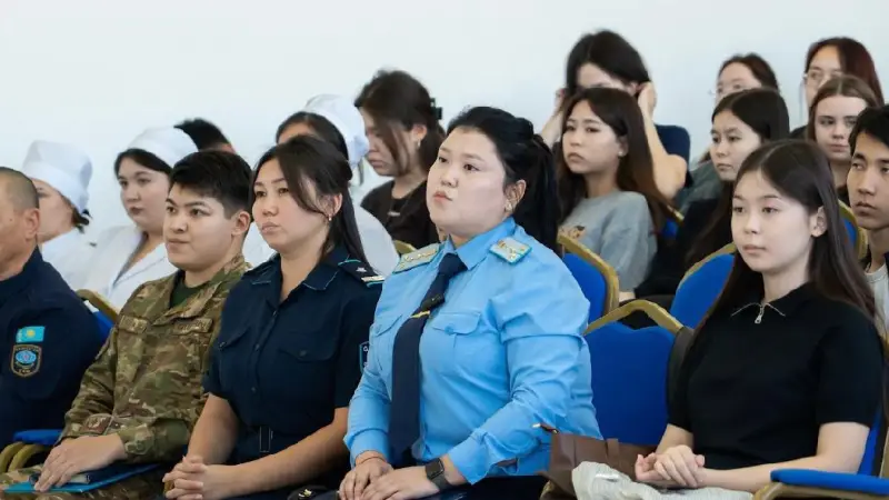 Буллинг, сталкинг және киберқылмыс: Көкшетауда студенттергее маңызды құқықтық мәселелер түсіндірілді