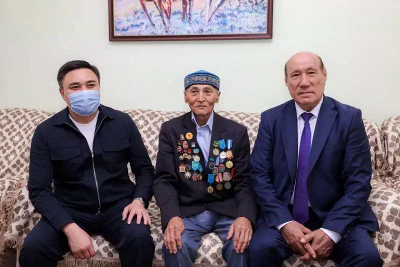 Қарияларға құрмет: Шымкент әкімі аға буын өкілдерінің шаңырағында болды
