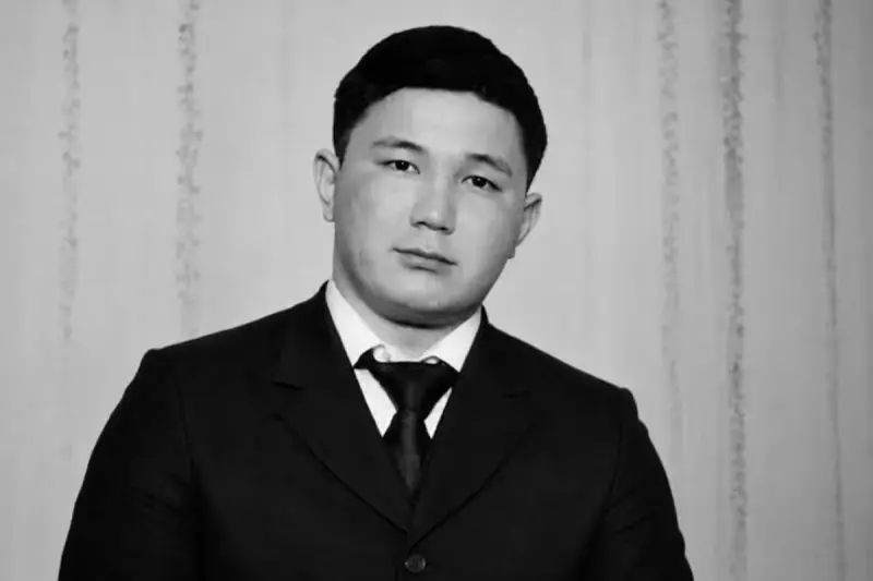 «Мен баламның маңдайынан енді сүйе алмаймын»: Жанасыл Сәрсенбайдың анасы сотта көз жасына ерік берді