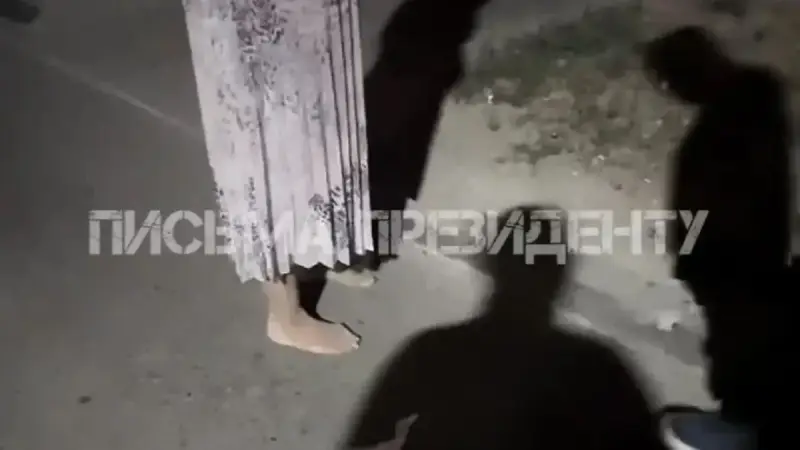 «Қолын байлап, жалаңаяқ қалдырған»: көшеде қашып шыққан әйелге тұрғындар көмектесті