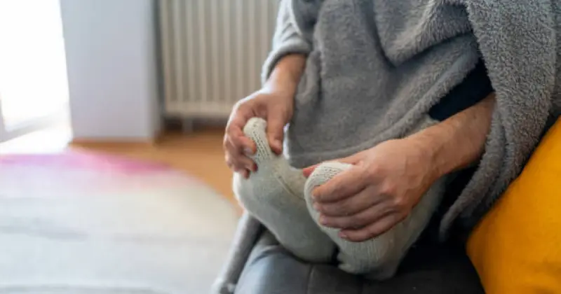  Қол мен аяқ неге тоңады? – Дәрігер жасырын себептерін атады 