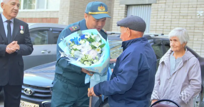 Ұлттық ұланның әскери қызметкерлері ардагерлерді Қарттар күнімен құттықтады 