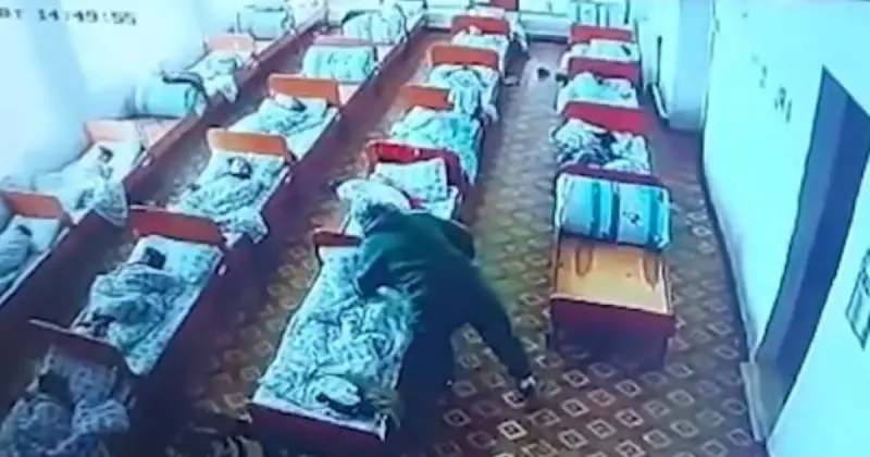  Ақтөбе облысында балабақша қызметкері ұйықтап жатқан баланың бетін тырнап алған 