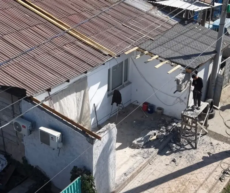 В Алматы продолжают борьбу с незаконными объектами: под снос попал магазин