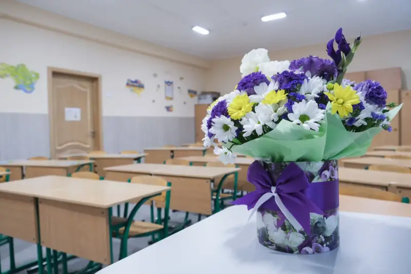 Ұлағатты ұстаздар мерекесі: Мегаполисте балабақша тәрбиешілері құрметтелді