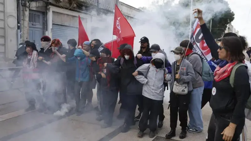 Во Франции в ходе протестов пострадали десятки работников школ и сотни полицейских
